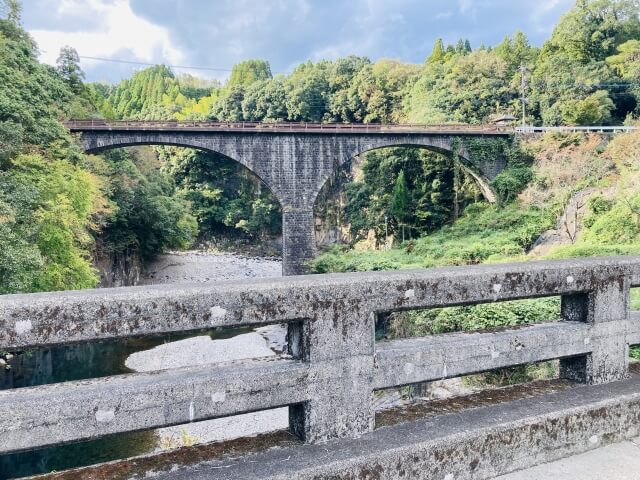 奥嶽川の渓谷に架かる石橋周辺を歩く遊歩道からの眺め。出会橋と轟橋が並ぶエリアの風景