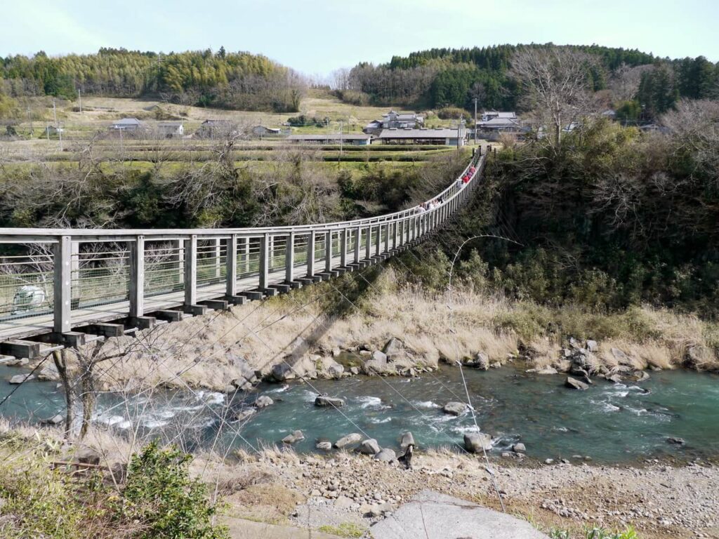 原尻の滝周辺に架かる吊り橋。滝と自然を間近に感じながら歩ける散策路として整備された人気スポット