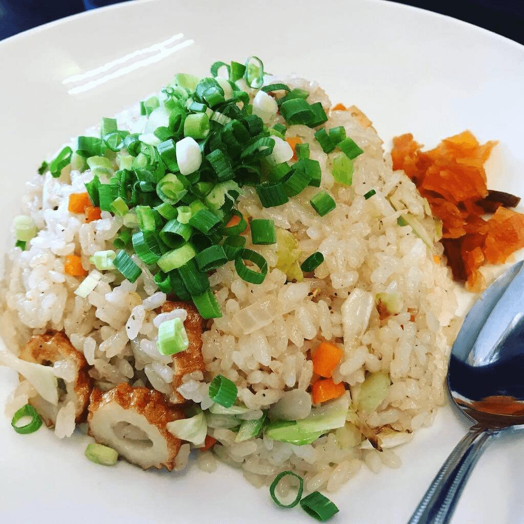 香ばしく炒めたごまだしチャーハンに刻みネギをのせた、さいきりーふの人気ランチメニュー（佐伯市）