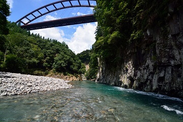 奥嶽川沿いに広がる柱状節理の溶結凝灰岩の峡谷。高さ約70mの断崖と自然が迫力ある景観
