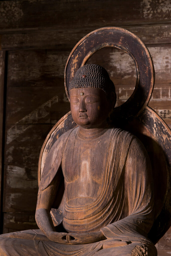 国宝・富貴寺に安置されている阿弥陀如来坐像、平安時代の木造仏