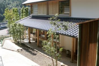 富貴寺隣接の宿『旅庵蕗薹』を右斜め上から撮影。