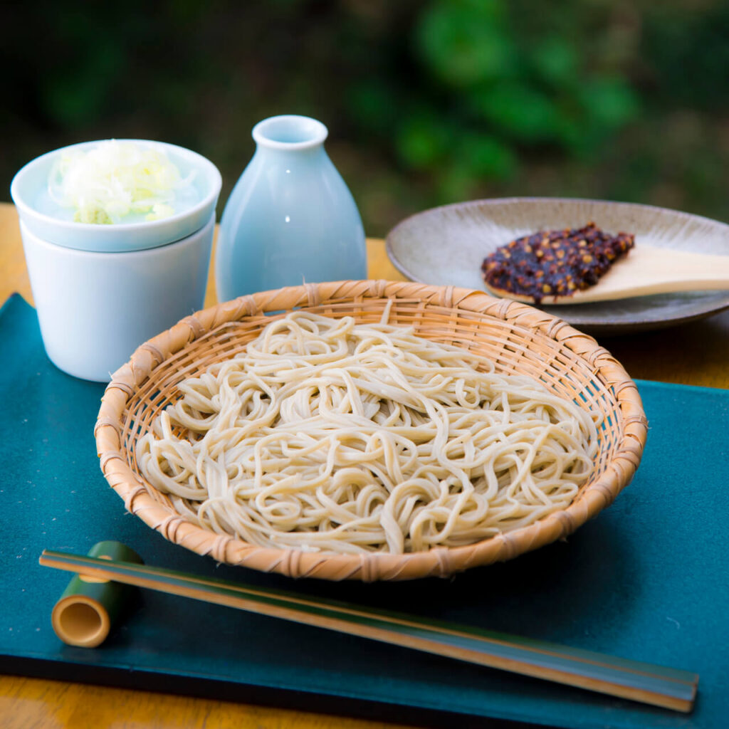 豊後高田産そば粉の十割ざるそば、冷水でしめたのどごしの良い手打ちそばのアップ

