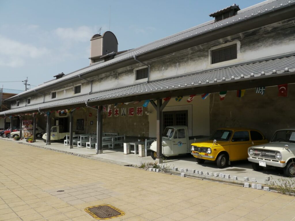 豊後高田市の昭和ロマン蔵の外観、1階屋根下に旧車がずらりと展示された昭和レトロ施設