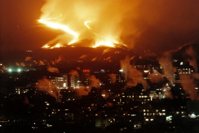 別府温泉まつり期間中に行われる扇山の野焼きと、夜景に広がる別府市街