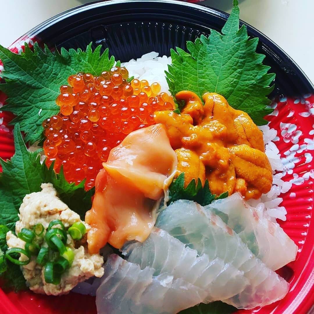 厚みのあるネタの海鮮丼