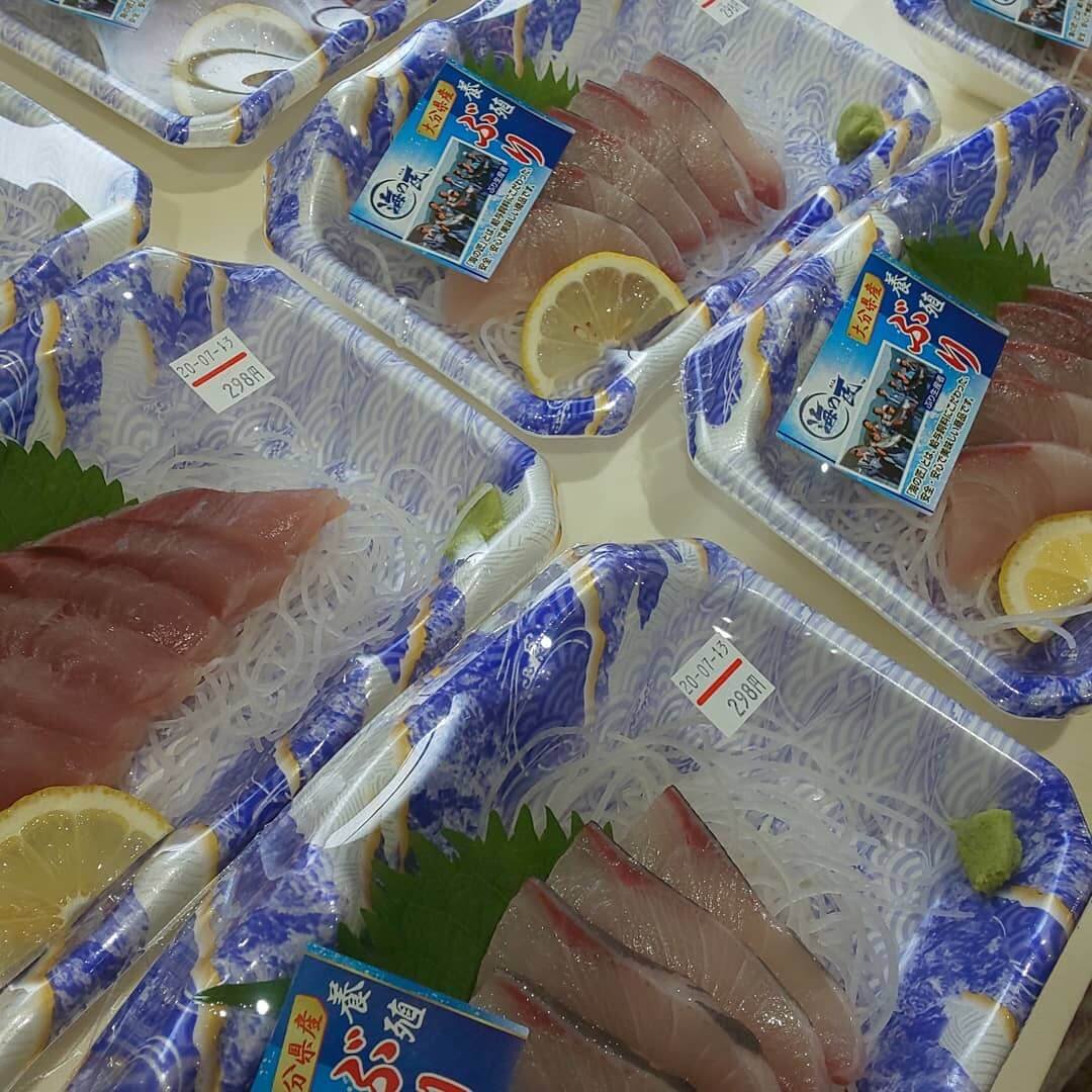 店頭に並ぶ鮮魚