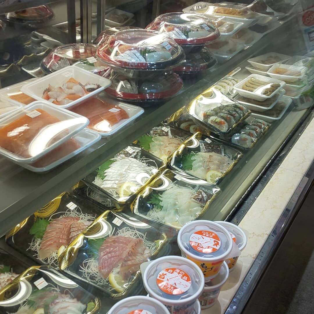 旬の魚が並ぶショーケース