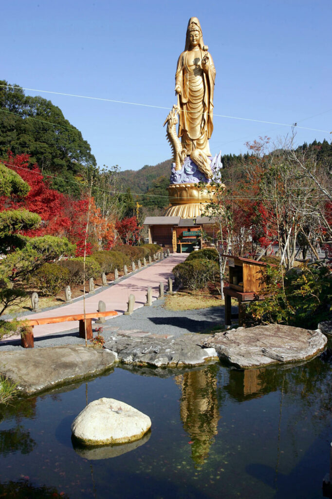 稲積水中鍾乳洞の入口近くに立つ観音像。水の恵みと参拝者の安全を祈り建立されたとされる信仰の象徴