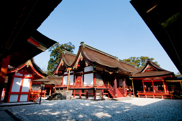 宇佐神宮 本宮（上宮）の社殿を右側から望む外観