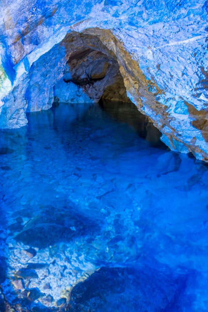 青く輝く稲積水中鍾乳洞の内部。長い年月が生み出した水中鍾乳石の神秘的な姿