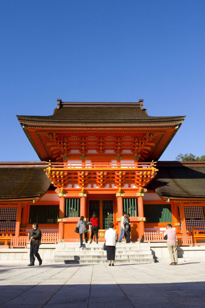 宇佐神宮 上宮（本宮）の正面外観と参拝する人々（大分県宇佐市）