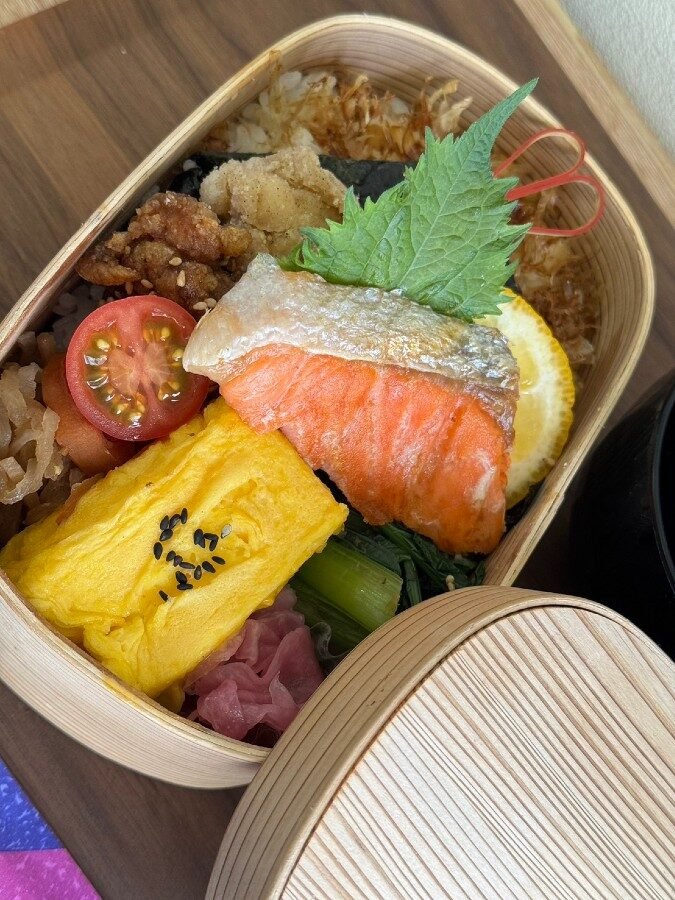 民宿いこいの玉手箱曲げわっぱランチ。天然木の曲げわっぱに彩り豊かな季節の料理が詰められた一人前のランチ