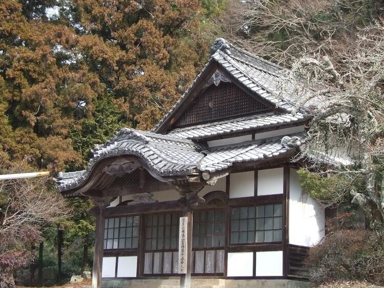 護聖寺のお堂。彫刻を施した瓦屋根と冬枯れの木立