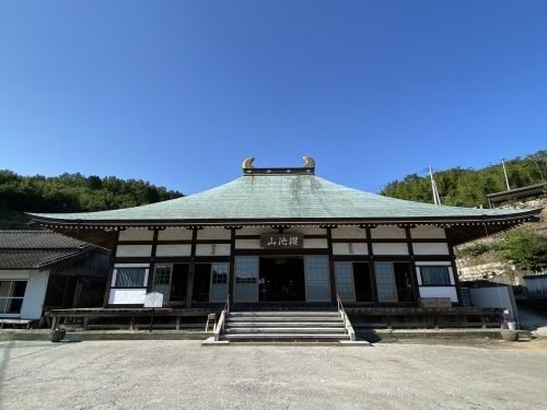 櫻池山観清寺の本堂。緑青の瓦屋根に「櫻池山」の扁額を掲げる