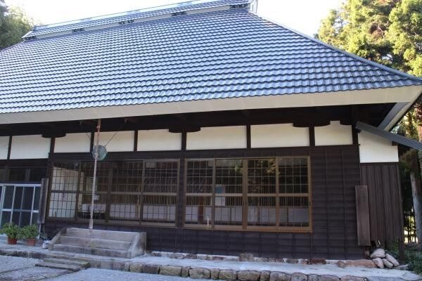 医王山丸小野寺の本堂。瓦屋根に障子戸と縁側が連なる落ち着いた木造の佇まい