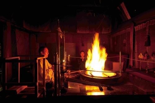 文殊仙寺の堂内で焚かれる護摩の炎と、祈りを捧げる僧侶