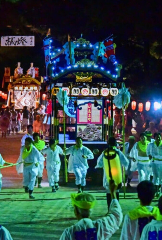 中津祇園の夜、灯りをともした山車を引く人々（闇無濱神社）