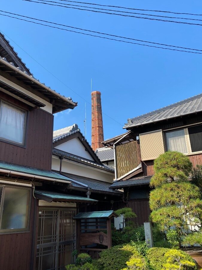 萱島酒造のシンボル、大正3年に建造された八角形の煉瓦煙突(国登録有形文化財)