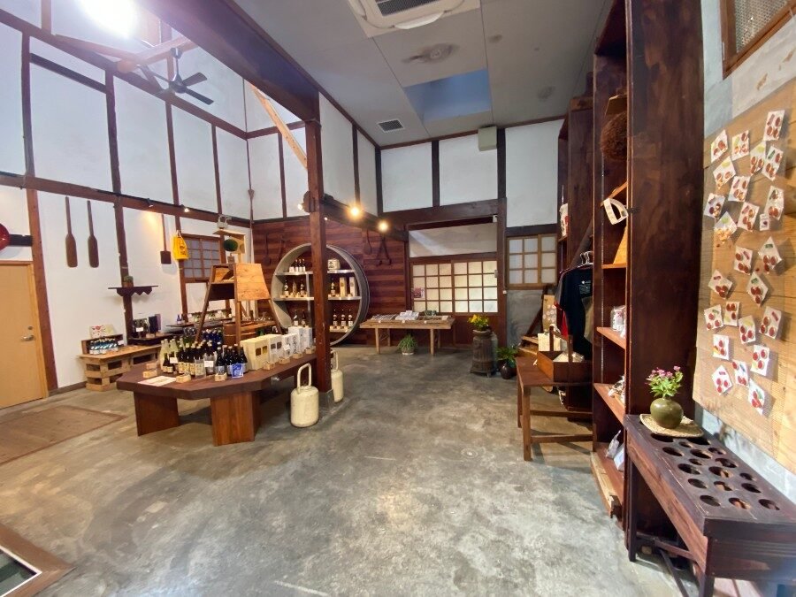 精米所だった蔵を改装したサケギャラリー東西の店内。高い天井と木の梁を生かした開放的な空間に、西の関の商品が並ぶ