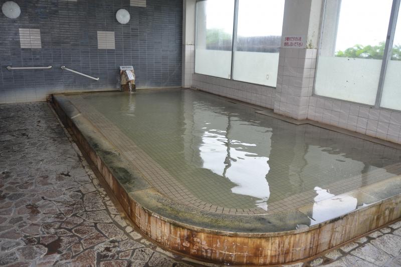 家族旅行村「安心院」でのレジャー後に立ち寄りたい、安心院温泉センターの広々とした湯船