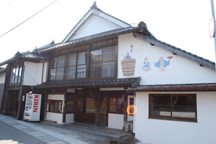 安心院の町並み散策で見られる、民家の壁に施された伝統技術「鏝絵(こてえ)」の漆喰彫刻