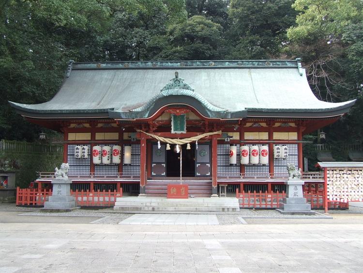大分県別府市の八幡朝見神社、本殿を正面から捉えた歴史ある社殿の風景