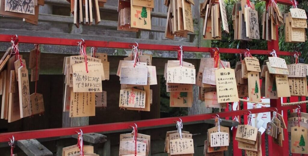 神社の境内に奉納された絵馬が並ぶ様子