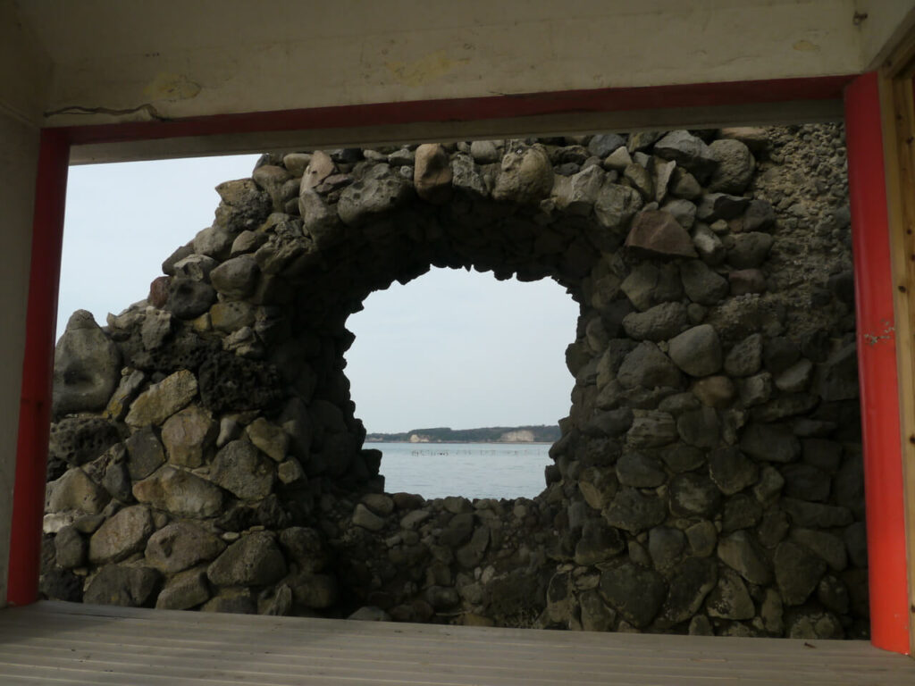 粟島神社の石垣に開いた穴の様子。歴史を感じる境内の一部。