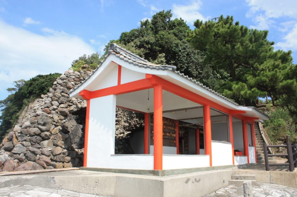 粟島神社の全景。海に面した岩窟の神社の全体像。