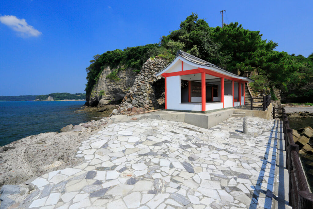 粟島神社を引きで撮影。左に海、奥に山、手前に石畳が広がる景色。