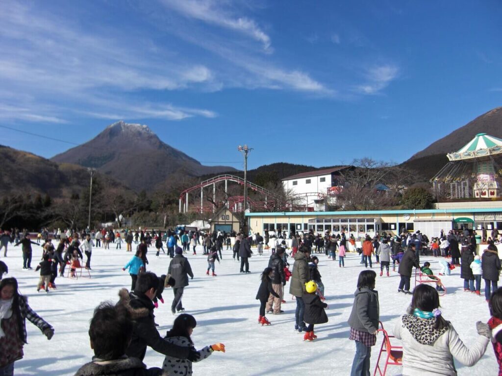 別府市・城島高原パークでスケートを楽しむ人々。家族旅行におすすめのレジャー施設