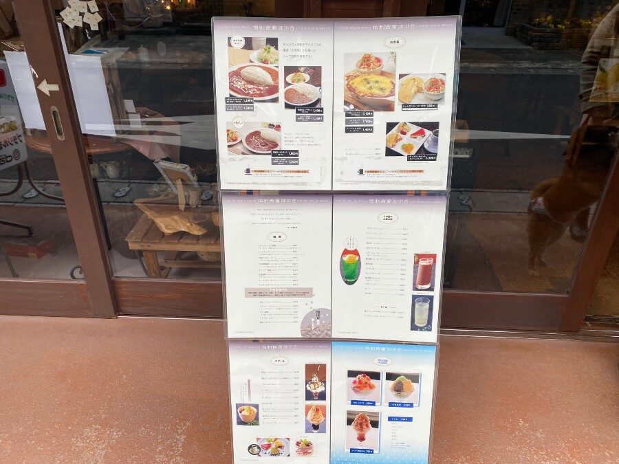 伯剌西爾珈琲舎の店頭に掲示されたメニューと人気コーヒー・食事一覧（昭和の町）