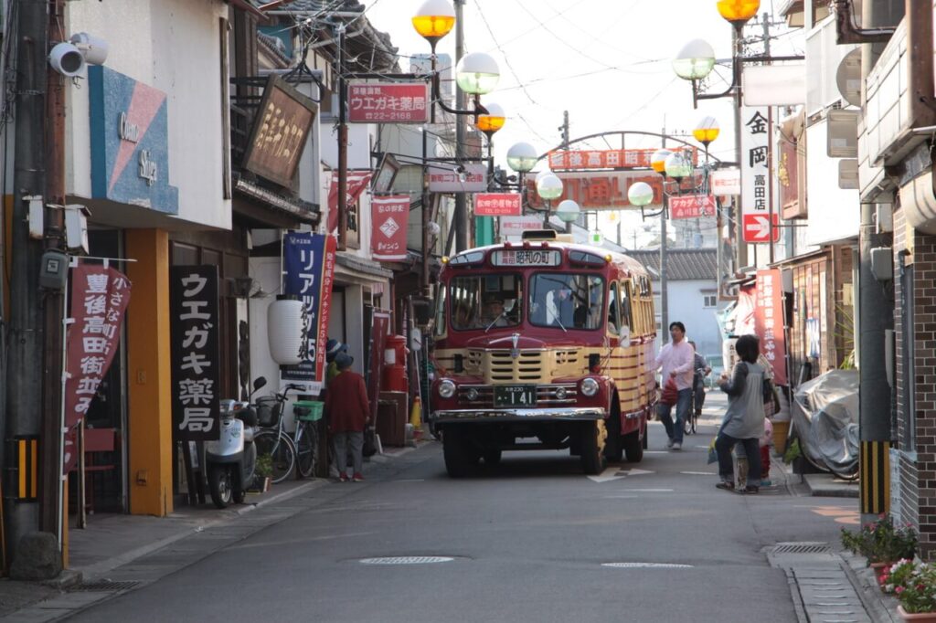 豊後高田・昭和の町商店街を走るレトロバスと観光風景