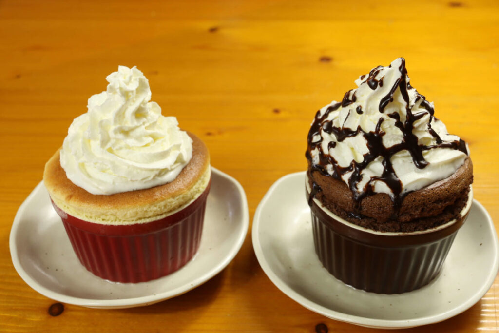 湯布院の人気カフェCafe Duoのスフレケーキ（プレーンとチョコ）