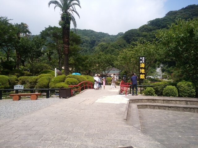 海地獄の入口看板と周囲の山並み