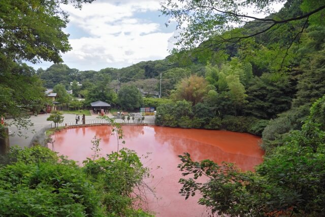 山から見下ろした血の池地獄
