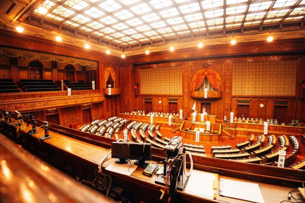 国会議事堂の内部、本会議場の座席が広がる様子を捉えた画像