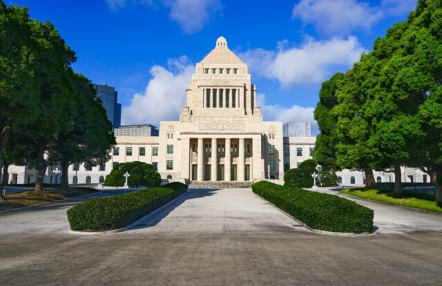 国会議事堂の外観、青空の下で歴史と重みを感じさせる建物の様子