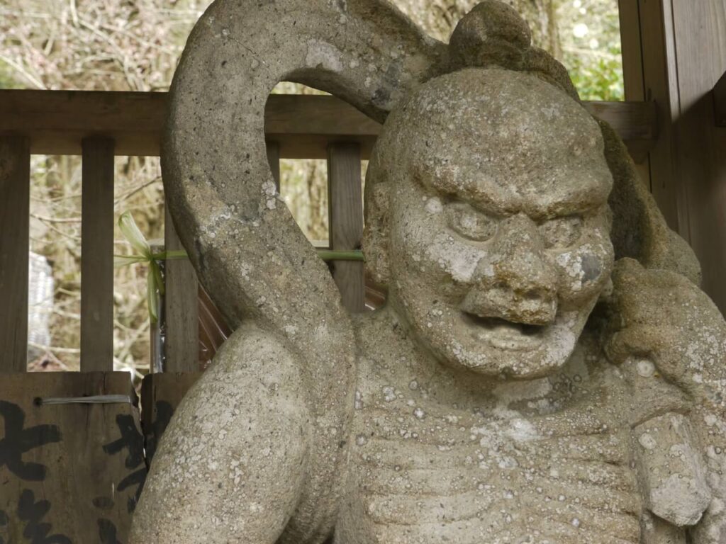 富貴寺境内にある重要文化財の石造地蔵菩薩の顔のアップ