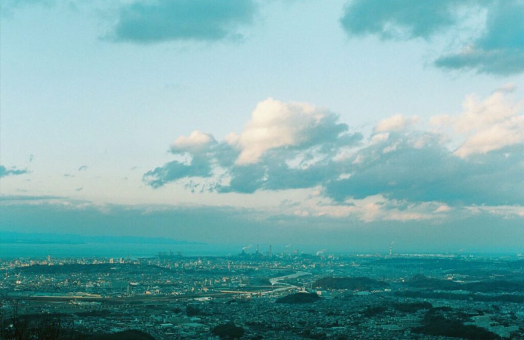 護国神社展望台から見える大分市街地と海のイメージ