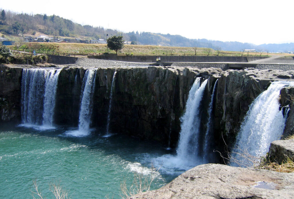 横から望む原尻の滝。水量の多さと豊後大野の山々を背景に、古くから神聖視されてきた滝の姿が伝わる