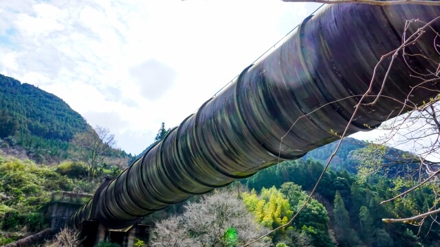 聖地巡礼時のマナーや安全に配慮しながら見学したい、大山ダムの頑丈な水路管（太いパイプ）などの施設設備