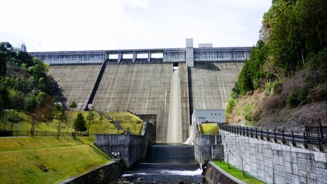 大分県日田市大山町にある、豊かな大自然の山々に囲まれた広大な大山ダムの地上からの景色