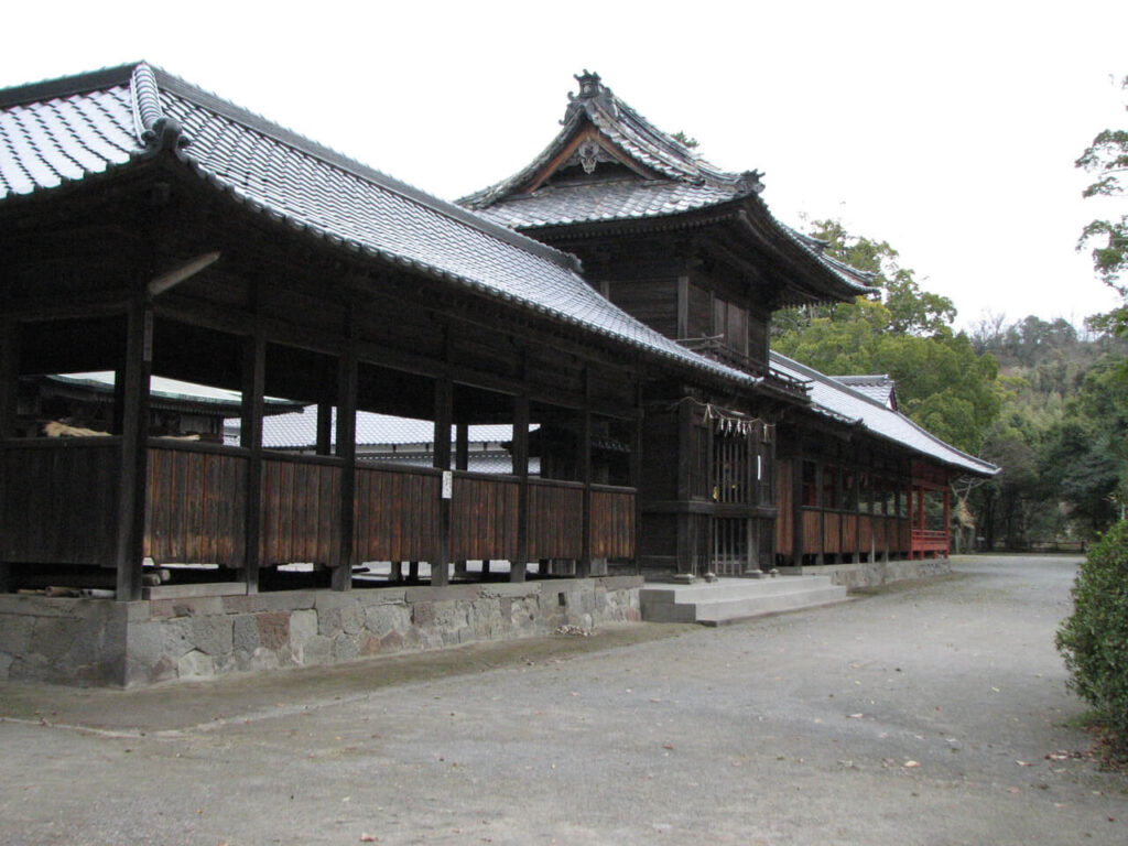 伊美港近くにある伊美別宮社の入口外観と静かな神社の風景