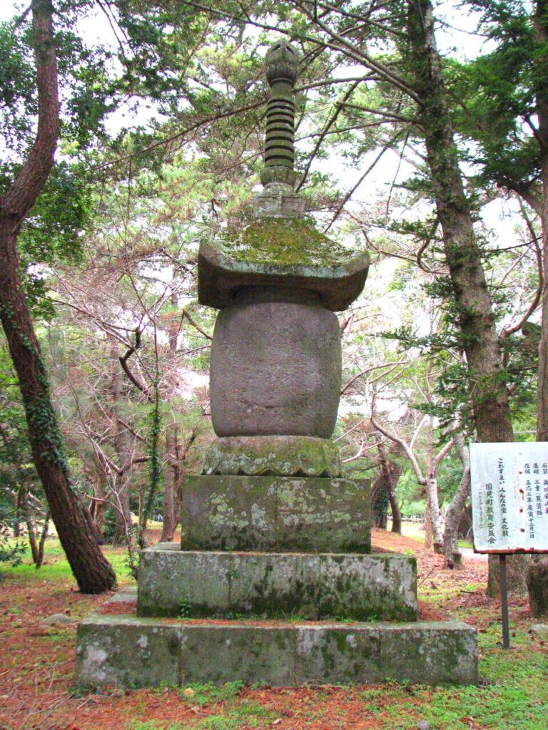 伊美別宮社の境内の国東半島最大級の国東塔（4.81メートル）
