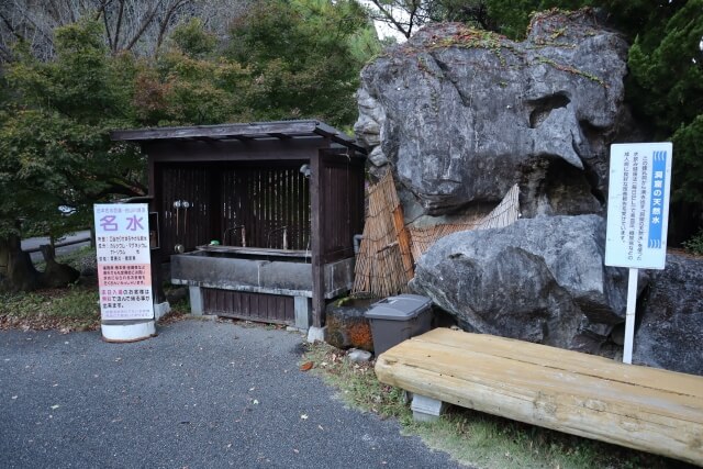 稲積水中鍾乳洞敷地内の名水くみ場。清らかな湧き水が流れる様子が写り、人々の暮らしを支えてきた自然の恵みを感じさせる風景