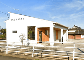 苅北電工株式会社の建物外観（横から見た様子）