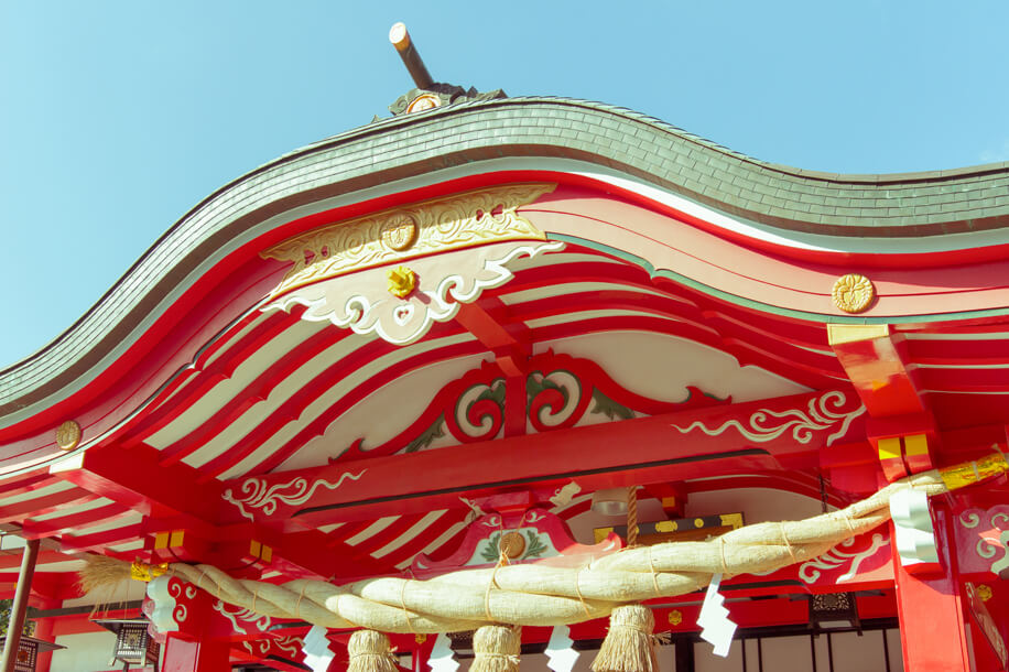 神社の屋根のアップ（下から見上げた構図）