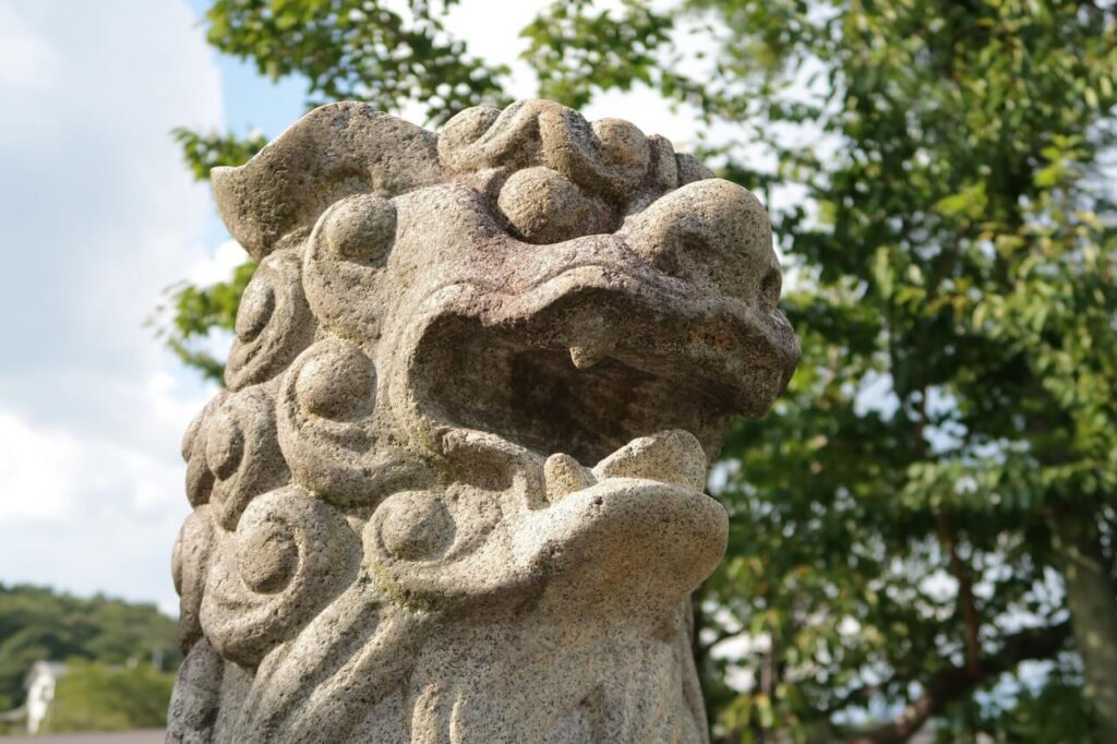 口を開けた狛犬のアップ（イメージ写真）